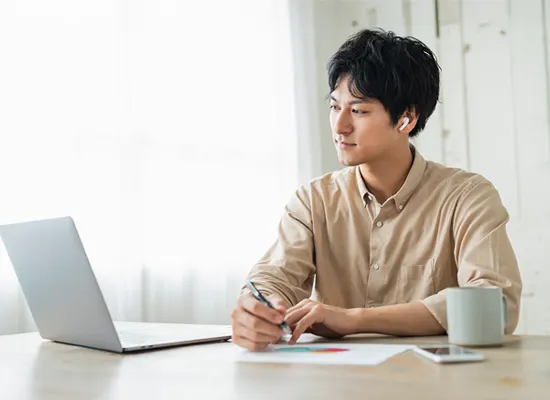 ne-man-working-remotely-cat